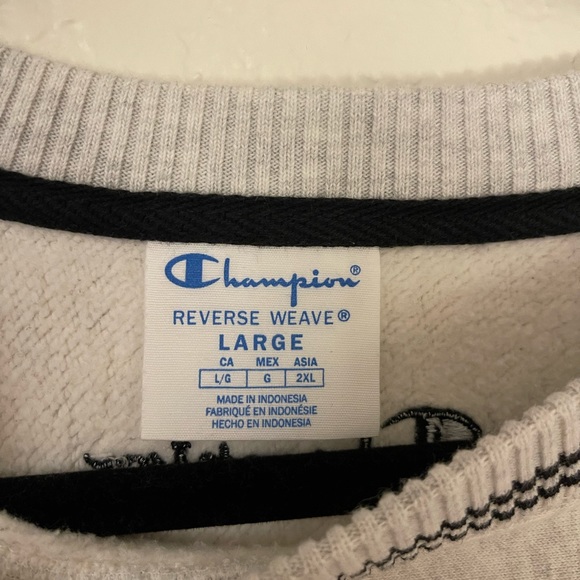 Very new Champion reverse weave crew neck in size L - Picture 3 of 4